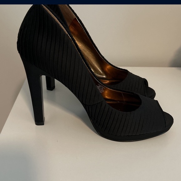 Black formal heels - Picture 2 of 2
